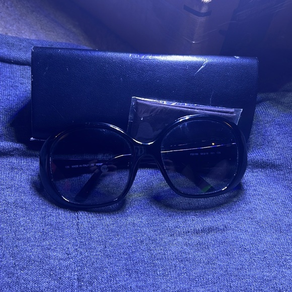 Fendi sunglasses with case and cloth - Picture 2 of 6
